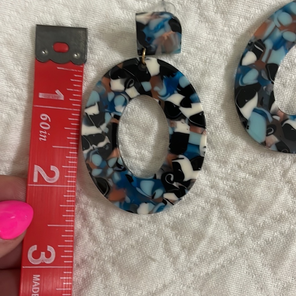 Confetti Patterned Acrylic Oval Drop Earrings 🎊 blue black & white so fun - Picture 4 of 6
